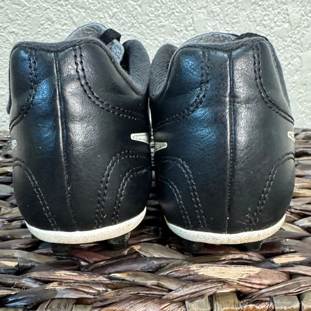 Nike Boys Size 2Y Black and White Athletic Cleat‎ Sport Shoes